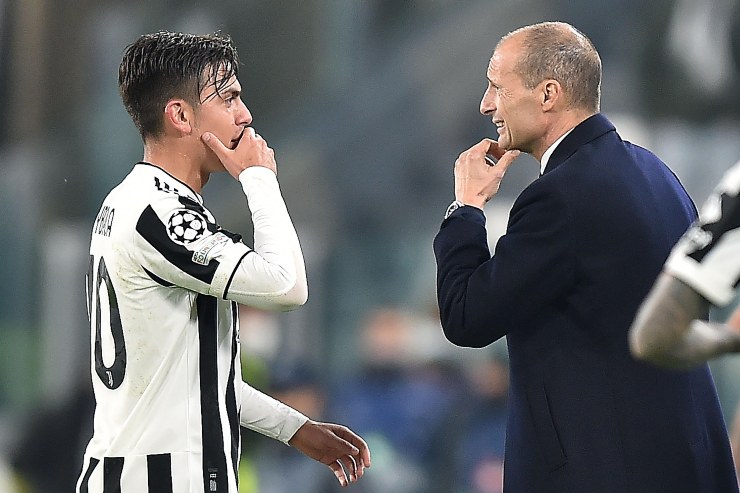 Dybala e Allegri si scambiano un confronto in campo 