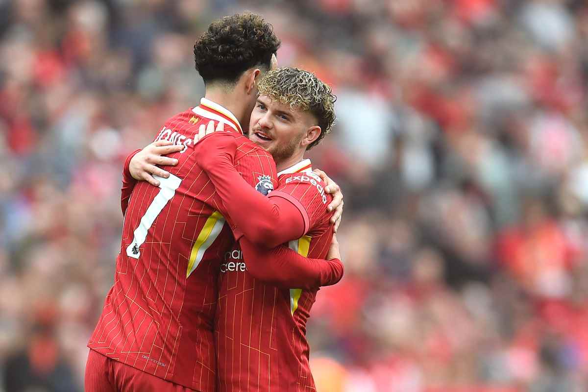 Elliott esulta con un compagno