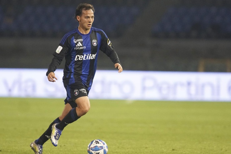 Emanuel Vignato in campo mentre conduce il pallone 