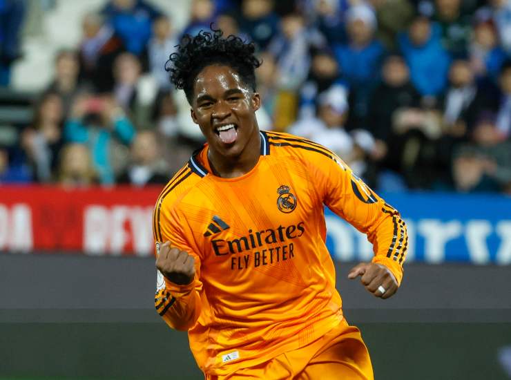 Endrick esulta dopo una rete