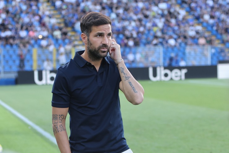 Cesc Fabregas allenatore del Como in campo 