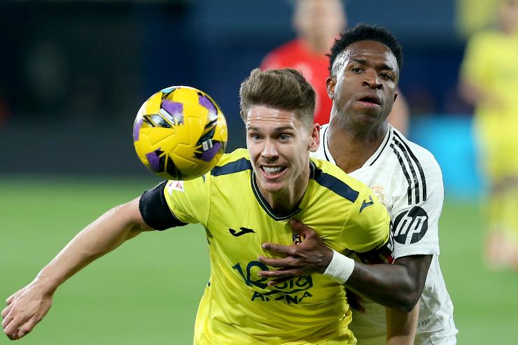 Foyth battaglia con Vinicius Junior