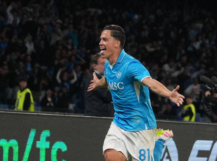 Raspadori esulta dopo una rete