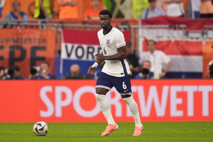 Marc Guehi in campo con la maglia dell'Inghilterra 