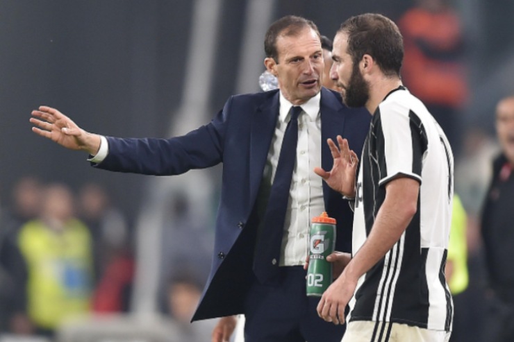 Allegri dà indicazioni a Gonzalo Higuain in campo nell'esperienza alla Juve
