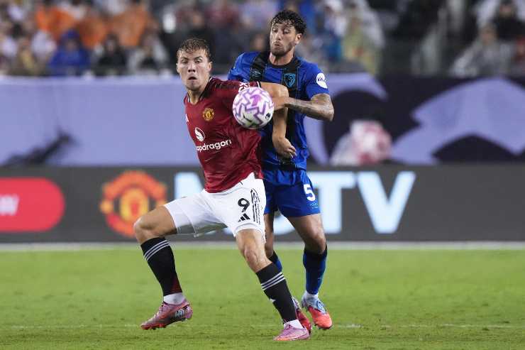 Hojlund protegge palla dall'attacco avversario