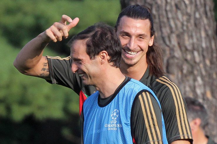 Allegri e Ibrahimovic in primo piano, scherzano in allenamento nel 2011 