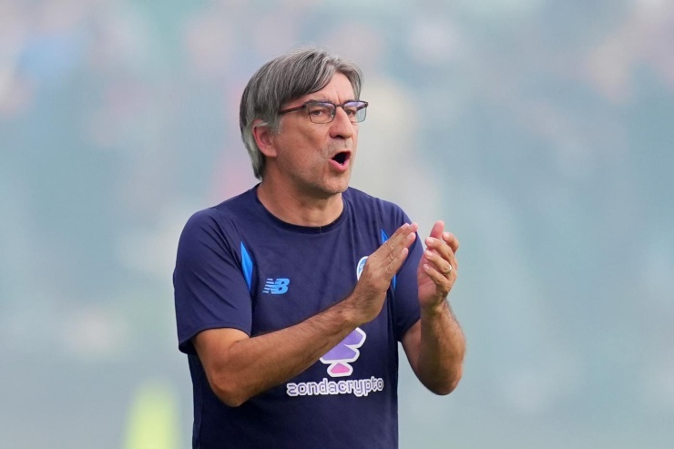 Ivan Juric allenatore dell'Atalanta applaude in campo 
