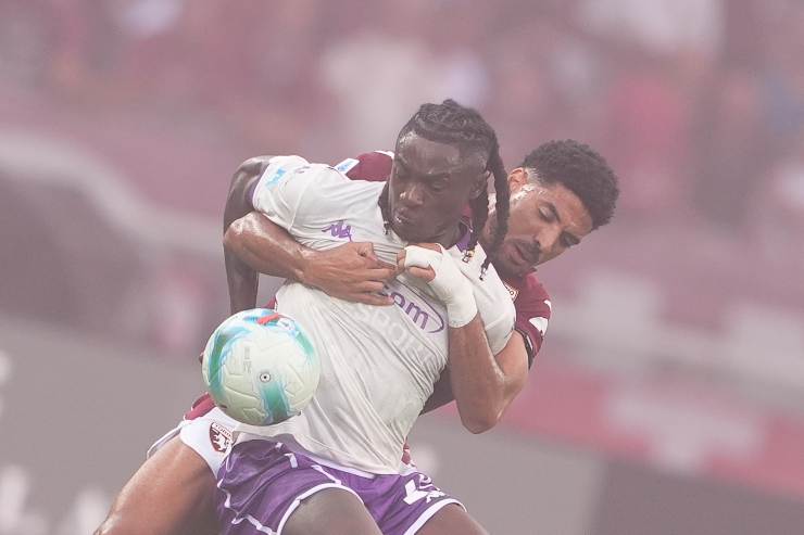 Kean protegge il pallone dall'attacco degli avversari