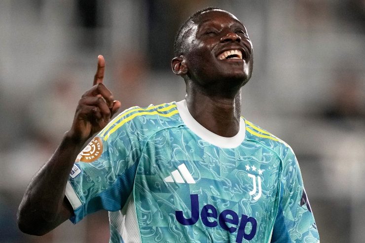 L'esultanza di Kolo Muani dopo il gol con la Juve