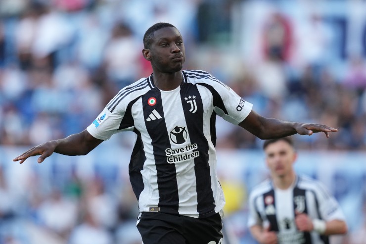 Randal Kolo Muani in maglia bianconera