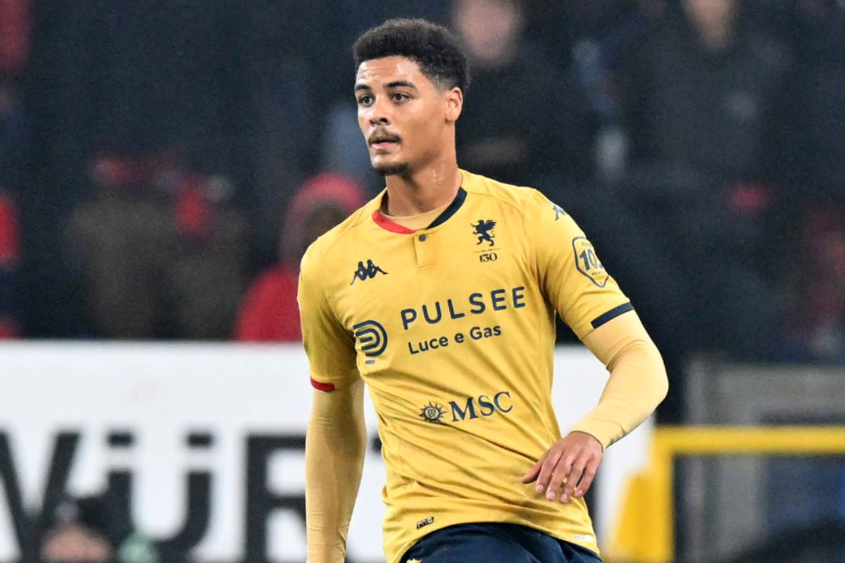 Koni De Winter in primo piano in campo con il Genoa