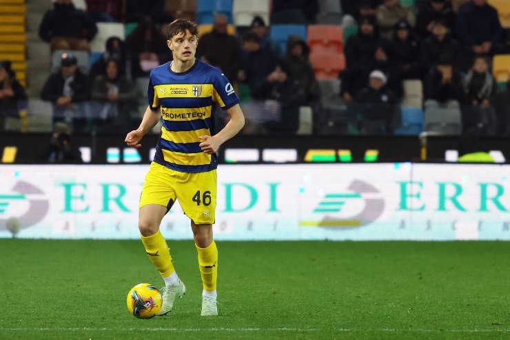 Giovanni Leoni in azione con la maglia del Parma