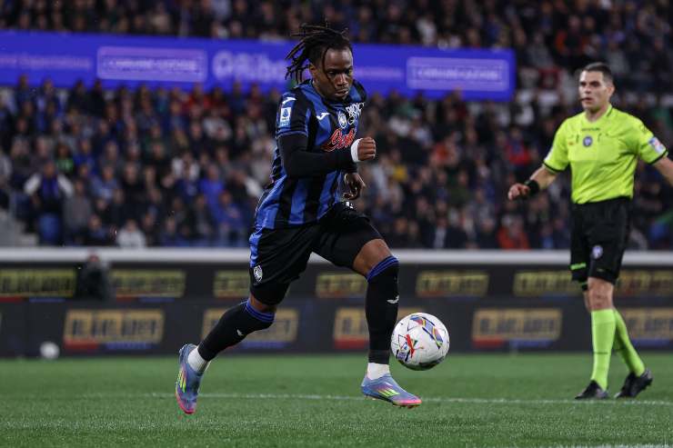 Ademola Lookman prova a raggiungere un pallone vagante