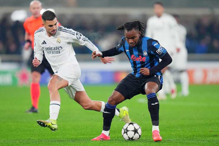 Lookman protegge il pallone dall'attacco avversario