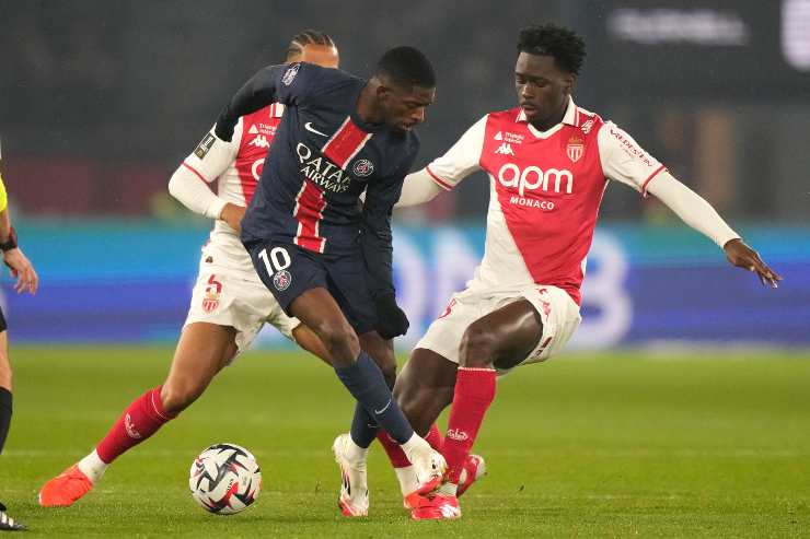 Magassa prova a sradicare un pallone a Dembelé