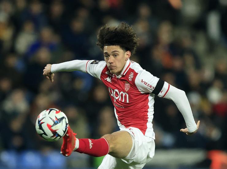 Akliouche controlla la sfera