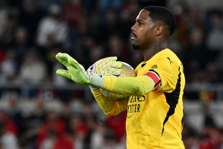 Mike Maignan in campo con il pallone tra le mani 