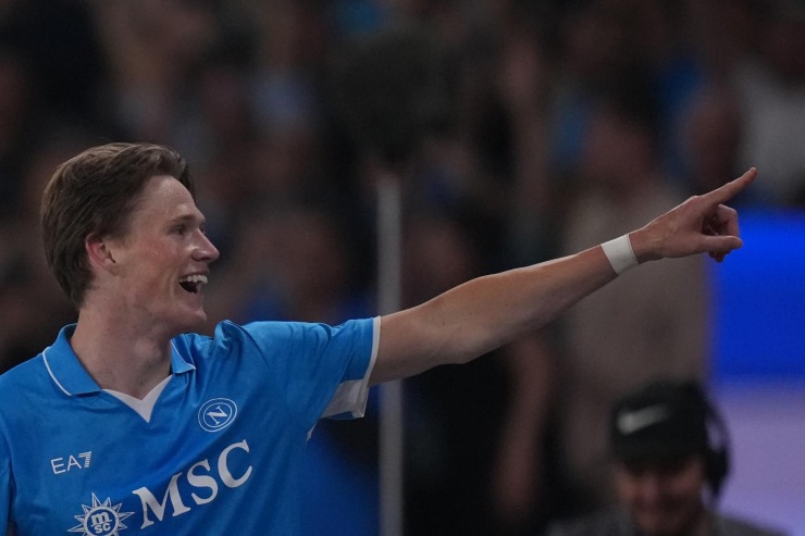 Scott McTominay esulta in maglia Napoli 