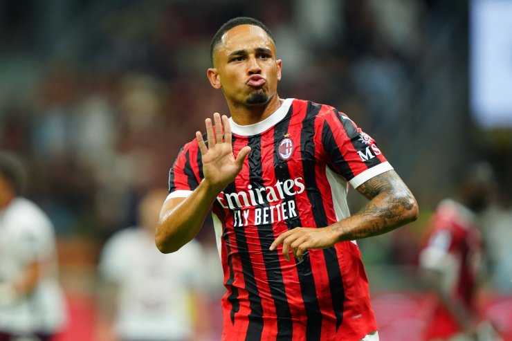 Noah Okafor esulta nel Milan 