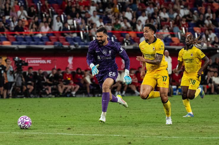 Noah Okafor in azione contro il Liverpool