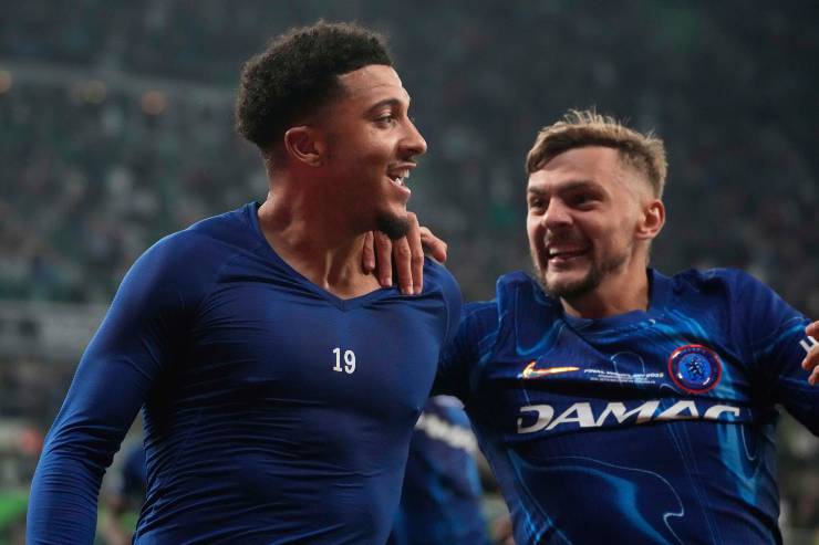 Sancho esulta dopo un gol