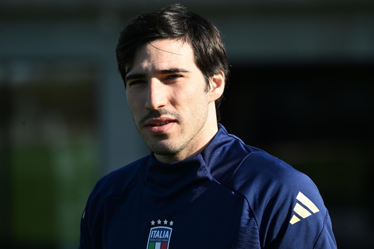 Sandro Tonali con la nazionale in primo piano 