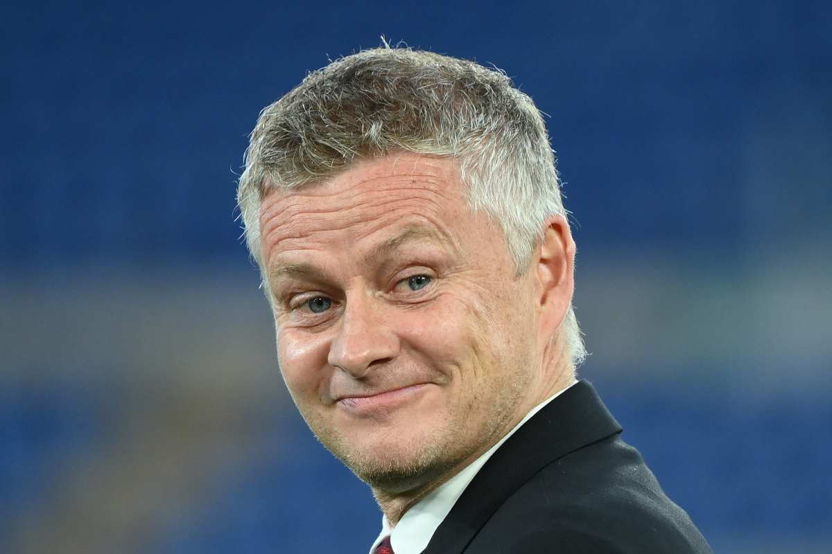 Solskjær guarda incuriosito le telecamere
