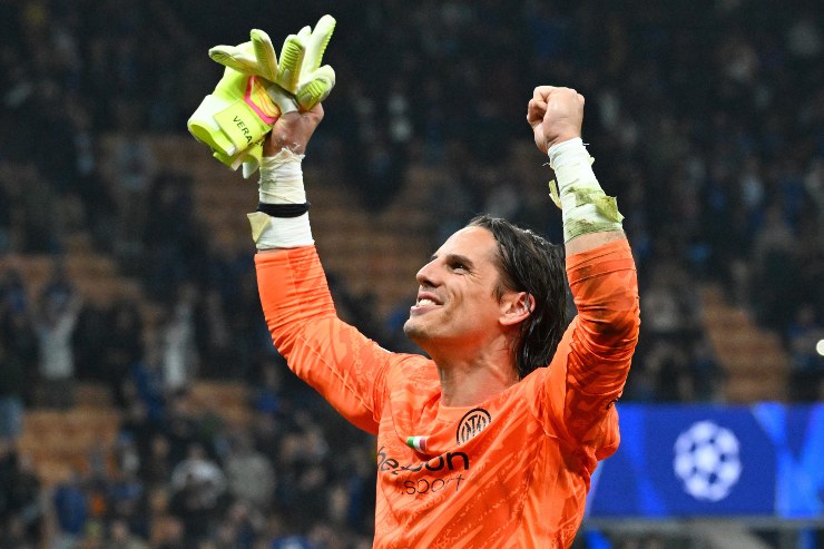 Yann Sommer esulta in campo 