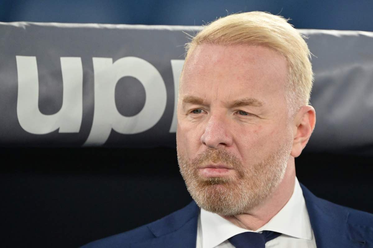 Igli Tare pensieroso a bordo campo