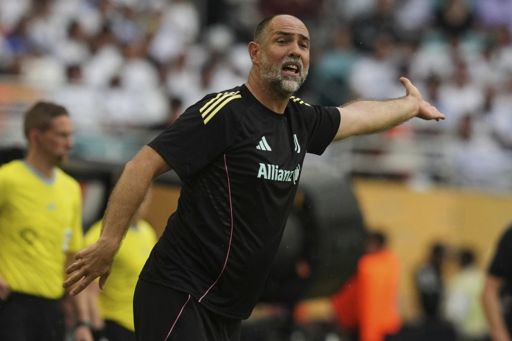 Igor Tudor allenatore della Juventus mentre dà indicazioni dall'area tecnica 