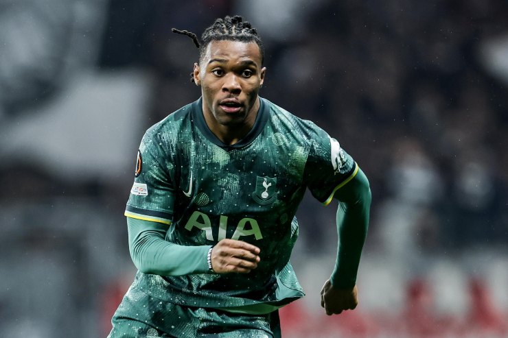 Destiny Udogie in campo con il Tottenham 