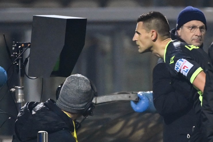 L'arbitro chiamato al check al VAR