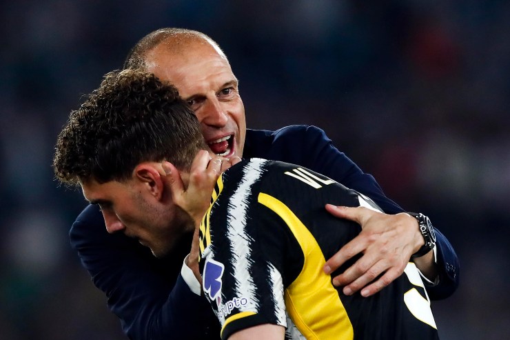 Massimiliano Allegri e Dusan Vlahovic si abbracciano in campo 