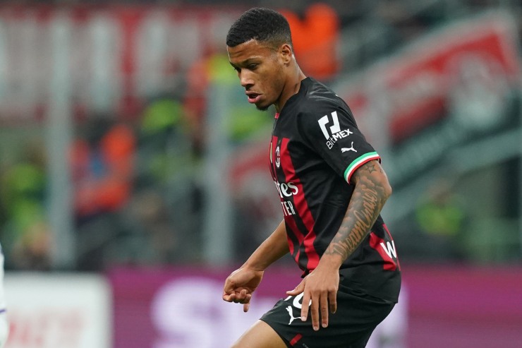 Vranckx in campo in primo piano con la maglia del Milan