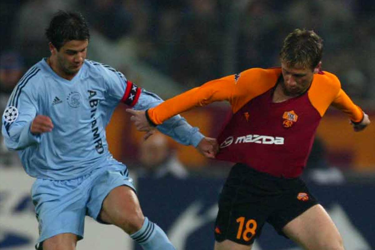 Chivu in azione con la maglia dell'Ajax