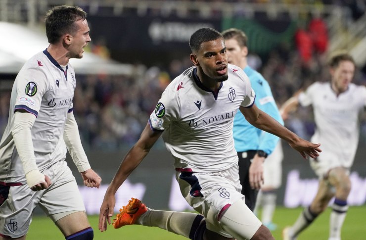 Diouf esulta dopo il gol alla Fiorentina