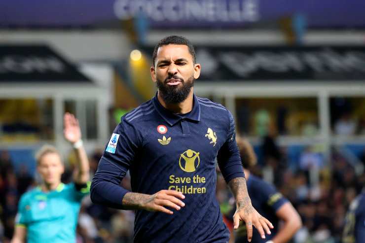 Douglas Luiz in azione