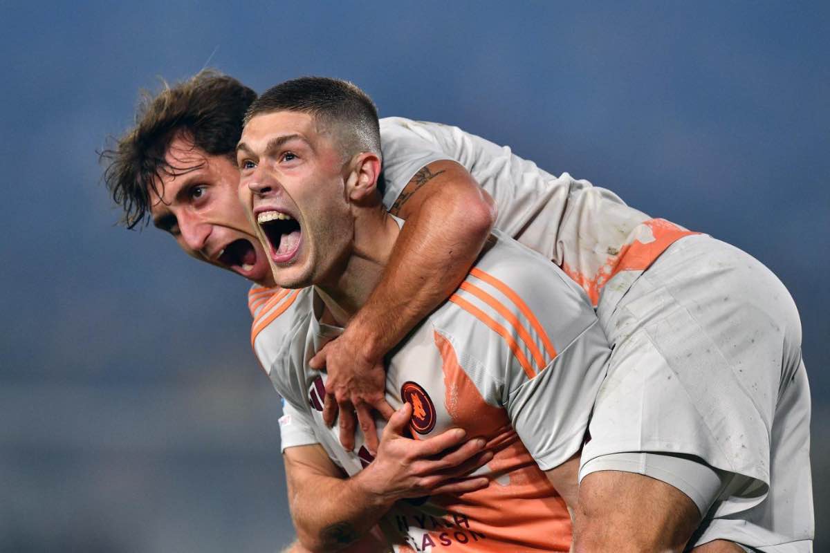 Dovbyk esulta dopo un gol con la Roma