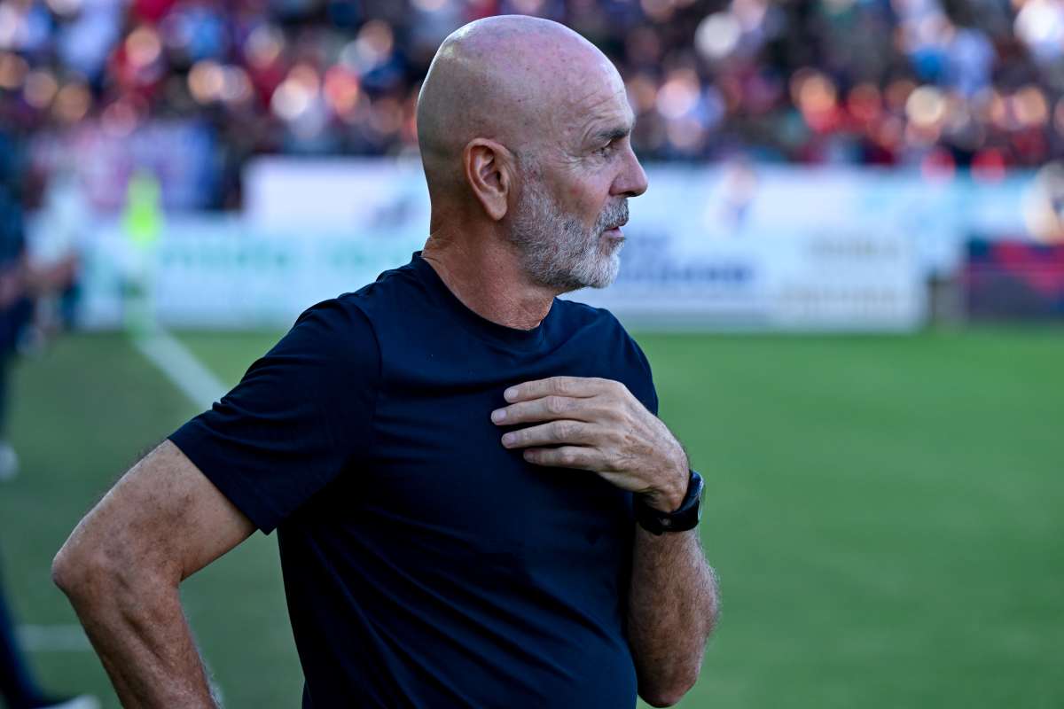 Pioli osserva la partita della Fiorentina dalla panchina