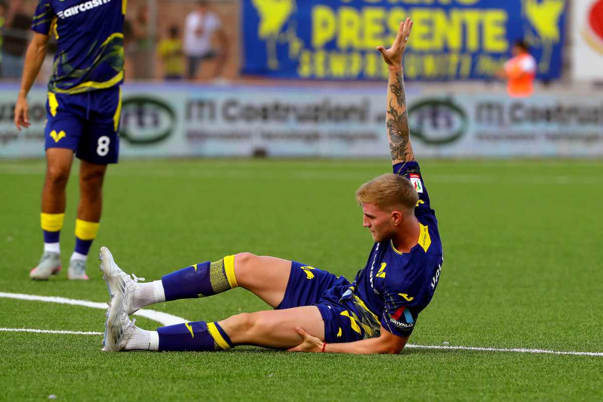 nicolas valentini a terra si tocca la coscia dopo un infortunio muscolare