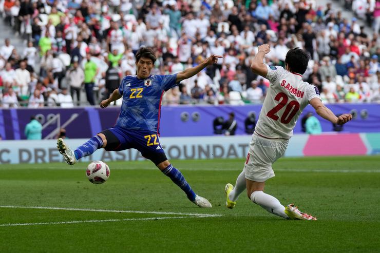 Tomiyasu in azione con il Giappone