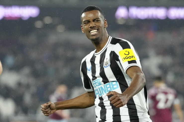 Alexander Isak esulta in maglia Newcastle