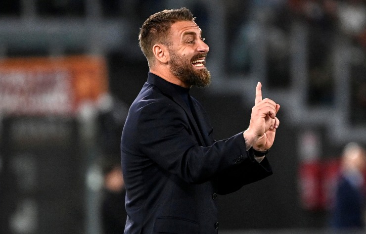 Daniele De Rossi dà indicazioni in campo 