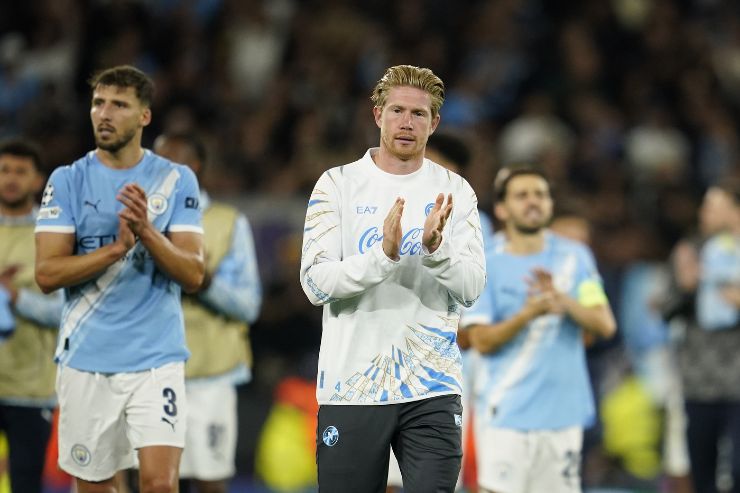 Kevin De Bruyne saluta i tifosi del Manchester City 