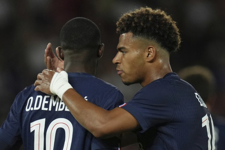 L'abbraccio tra Dembelé e Doué