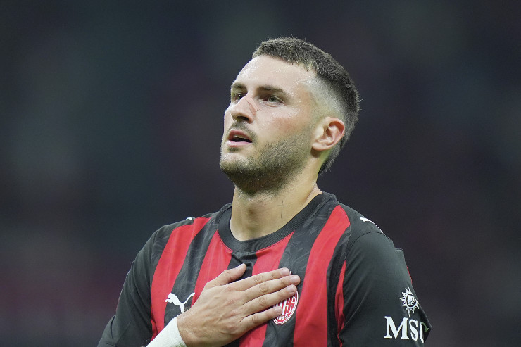 L'attaccante del Milan Santiago Gimenez esulta dopo il gol al Lecce