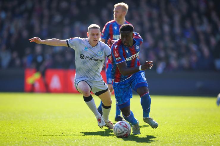 Guehi in fase di palleggio ad inizio azione