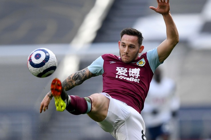 Josh Brownhill impegnato in uno stop acrobatico 