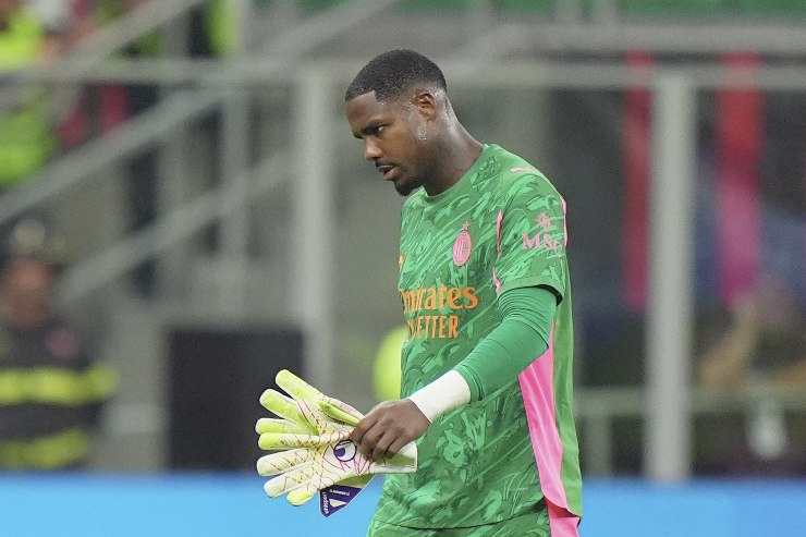 Mike Maignan esce dal campo dopo l'infortunio